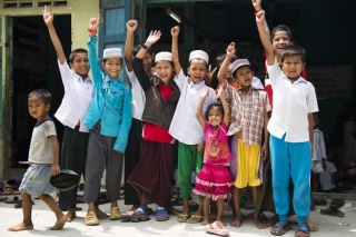 Children waving in Thailand