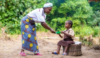 Work for us_Mary's Meals_Woman and Child with Food